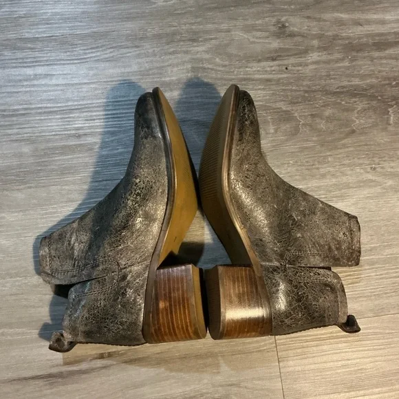 Diba True Women's Distressed Leather Ankle Boots . - Picture 3 of 5